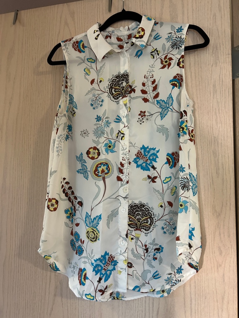 Sleeveless Floral Button-Front Blouse - White with Blue & Brown Print